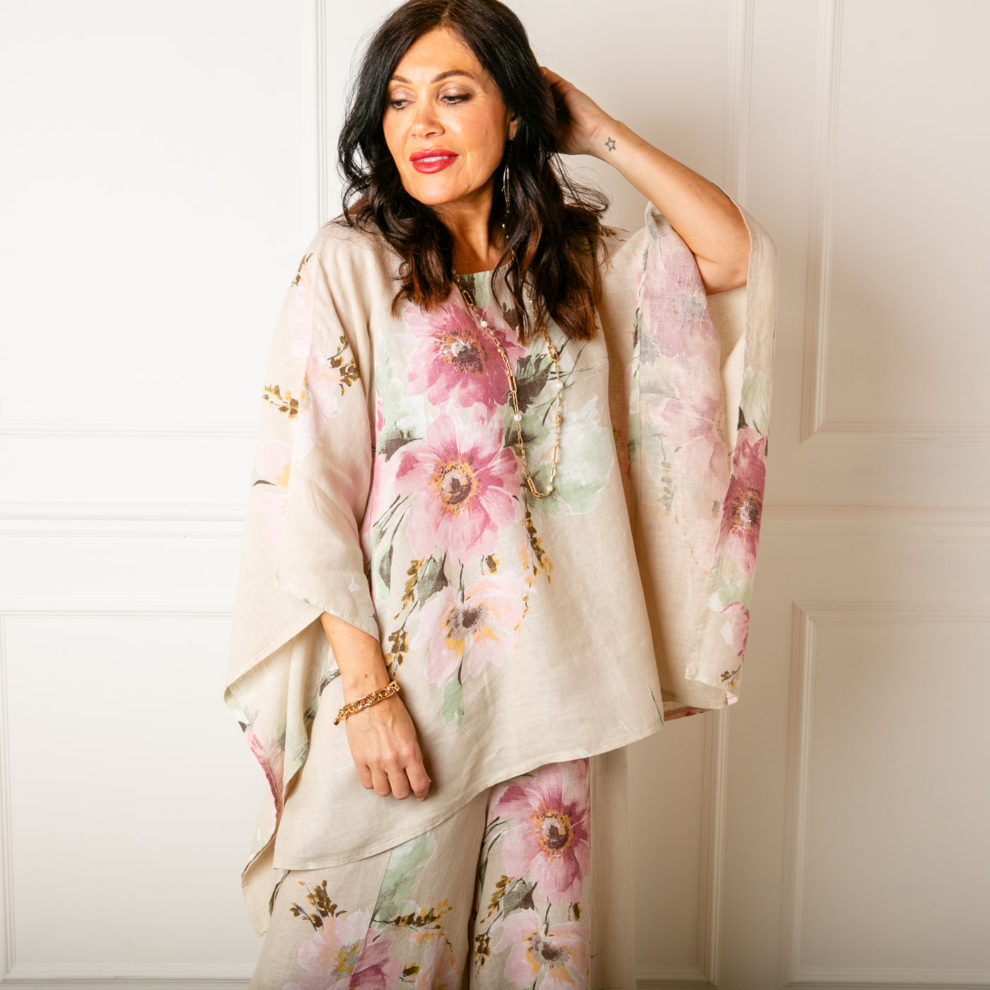 The stone cream Bouquet Print Linen Top with a round neckline and a relaxed fit
